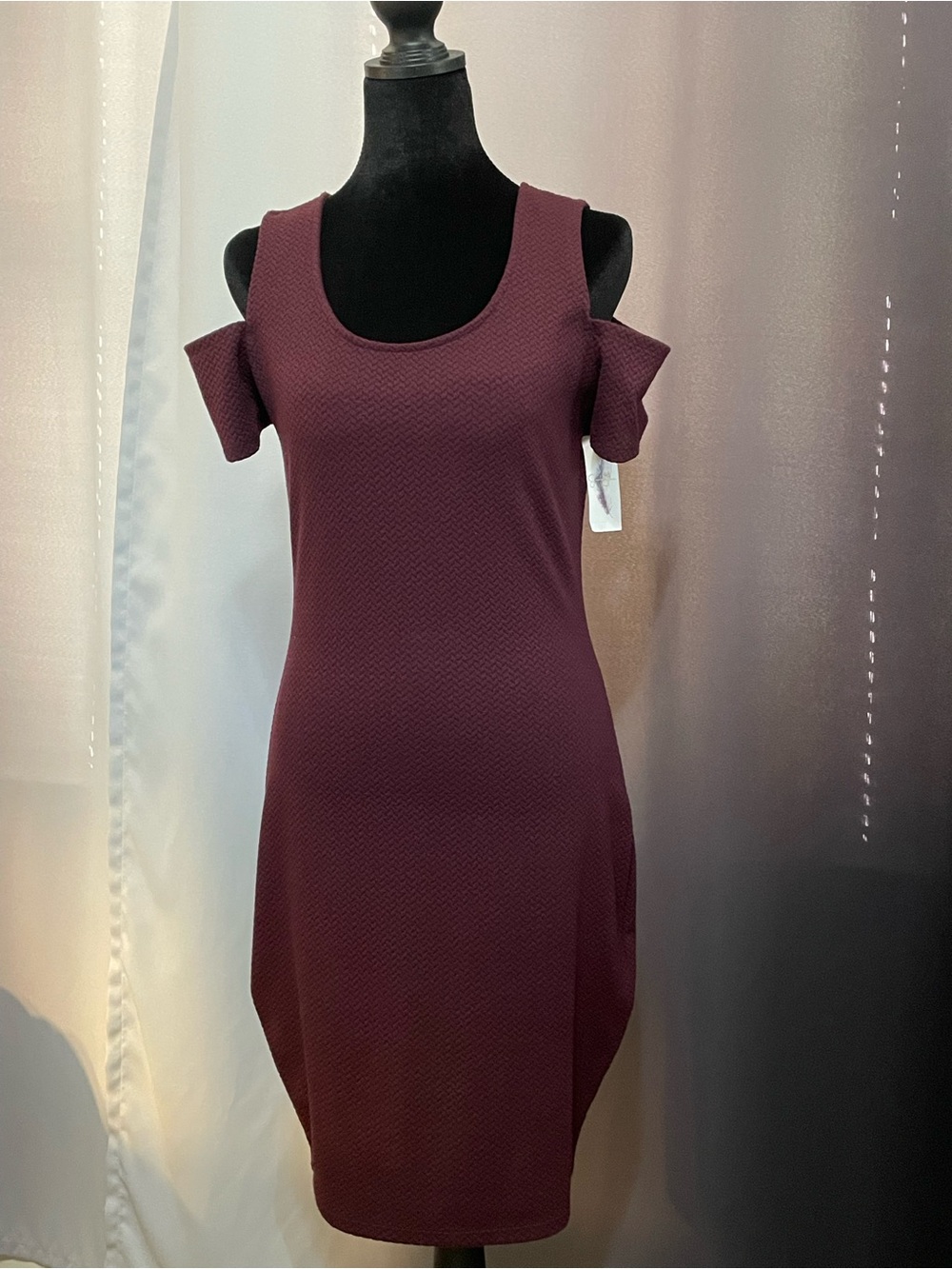 Jessica Simpson Cold-Shoulder Sheath Dress in Wine